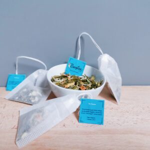Maison Burstea : Thé vert en sachets au goût délicat, mélangé avec des feuilles de jujubier, des morceaux de coco et de mangue pour des bienfaits naturels