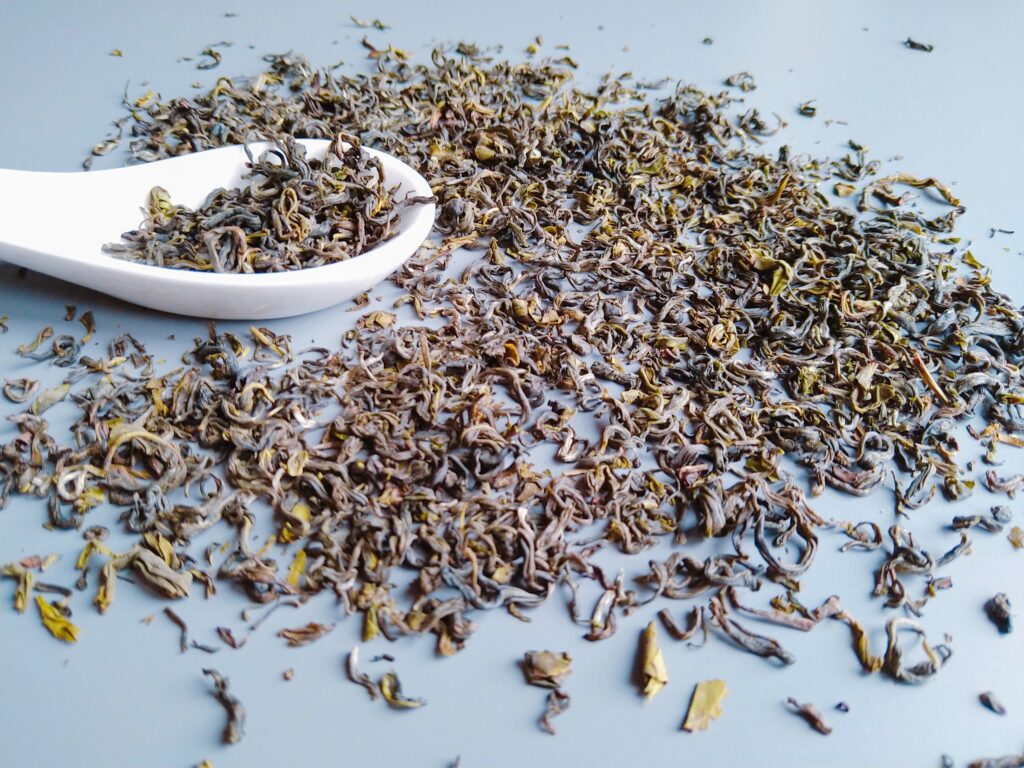 Maison Burstea : Ce thé vert cueilli à la main, nous vient du domaine de thé Glendale, dans la région Indienne de Tamil Nadu. La plantation produit du thé bio et est certifiée Fairtrade et Rainforest alliance. C'est l'une des plantations les plus hautes au monde (altitude moyenne de 2 250 mètres)
