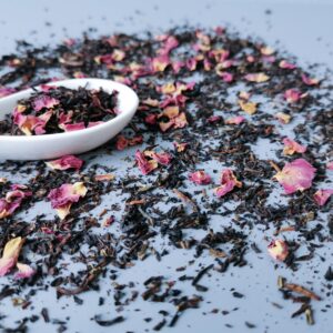 Burstea et la prestigieuse Maison de thés Indienne Mittal Teas s'associent pour vous offrir cet élégant thé. Il est composé de thés noirs issus de plantations de la région de Darjeeling et des Nilgiris, de pétales de roses de la région du Rajasthan ainsi que d’extrait naturel de litchi