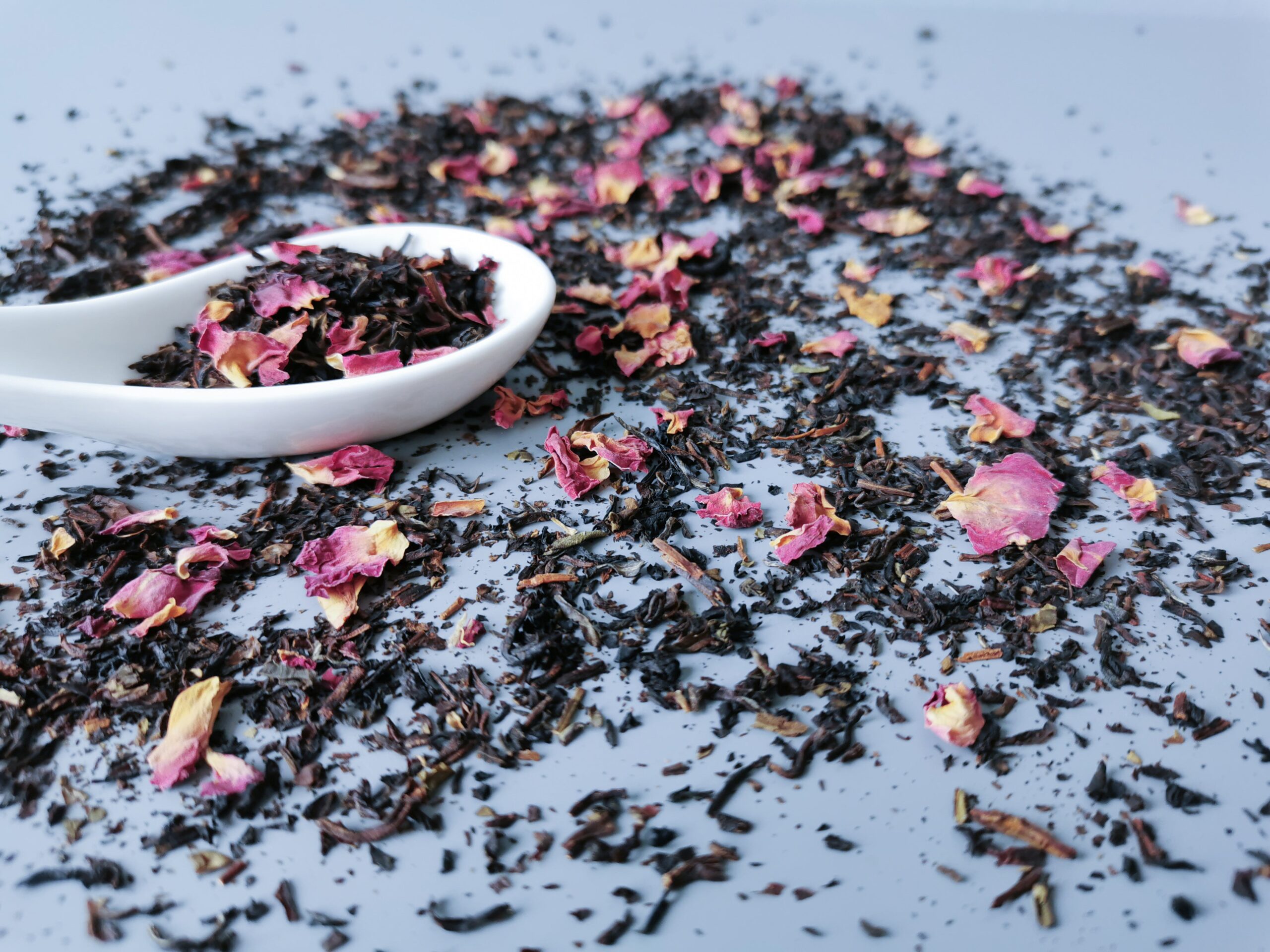 Burstea et la prestigieuse Maison de thés Indienne Mittal Teas s'associent pour vous offrir cet élégant thé. Il est composé de thés noirs issus de plantations de la région de Darjeeling et des Nilgiris, de pétales de roses de la région du Rajasthan ainsi que d’extrait naturel de litchi