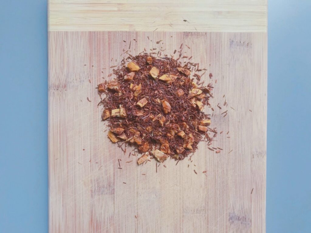 Marque de thé Burstea : Découvrez cette infusion à la mangue mélangée au rooïbos. Le rooïbos est un arbuste d'Afrique du Sud sans théine ni tanin. Un joli cadeau pour vos mamans